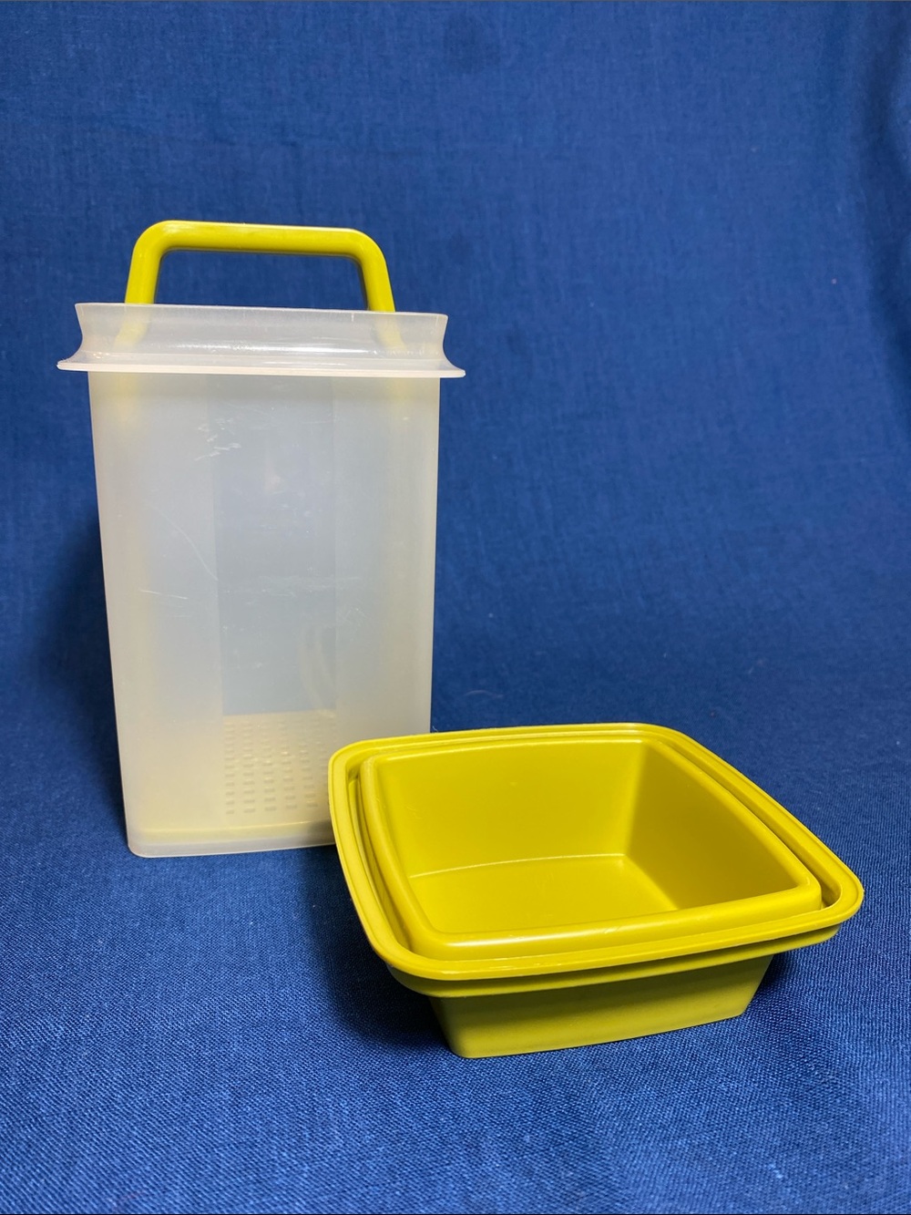 Tupperware Vintage Pickle Storage Container with Handy Pickle-lifter - Picture 4 of 11